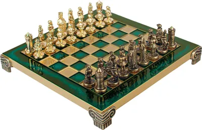 Productafbeelding van Manopoulos Byzantijns schaakspel, verhoogd speelbord, groene en gouden messingen stukken, decoratieve uitvoering, in een doos van 26x26 cm