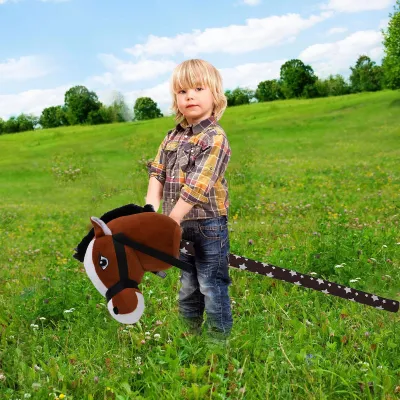 Produktbild von Stick Horse Plüsch mit Wiehern, Galoppgeräuschen, Pony-Reitspiel, Stofftierspielzeug, dunkelbraun, schwarze Haare