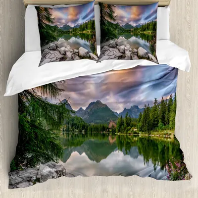 Produktbild von ABAKUHAUS Berg Bettbezug Set, Idyllische Ansicht mit Baum auf dem ruhigen See umgeben durch Berge und schwermütiges Himmel-Bild, 155 x 220 cm + 80 x 80 cm, Mehrfarbig