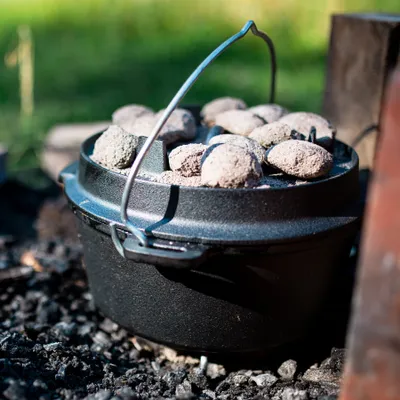 Produktbild von BBQ-Toro Dutch Oven Forest Serie 9 L DO9FX Kasan Kochtopf Gusstopf Gusseisen mit Deckelheber und Untersetzer
