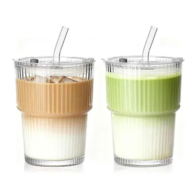 Produktbild von Fine Life Pro Gläser-Set Gerippte Glasbecher mit Deckel und Strohhalm 2-tlg., luftdichtes und wasserdichtes Design, ideal als Kaffee