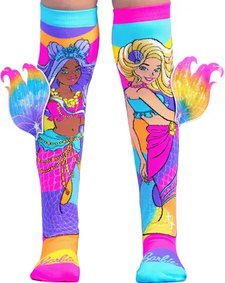 Bunte Barbie-Meerjungfrauensocken mit 3D-Flossen, getragen von einem Kind, in kräftigen Farben und detailreichen Motiven.