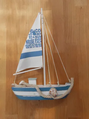 Produktbild von Segelboot Segelschiff mit Takelage. Maritimes Deko-Objekt Holz blau-weiß