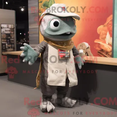Produktbild von Graues REDBROKOLY Fisch-Tacos-Maskottchen-Kostüm bekleidet mit einem T-Shirt mit Aufdruck und Fäustlingen