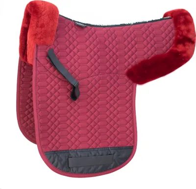 Produktbild von Engel Reitsport Satteldecke SADEK2 Lammfell & Baumwollsteppstoff, Fell in Sattellage, Fellkranz vorne & hinten, Bordeaux-Bordeaux-D (Dressur)