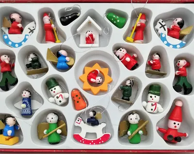 Produktbild von 24 Holz Anhänger Weihnachtsfiguren Set 2-4cm Deko Holzfiguren Winterdekoration