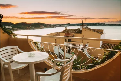 Produktbild von Wallario Premium Glasbild, freischwebende Optik, kräftige Farben, Größe 90 x 60 cm Motiv Sommer in Spanien - Ausblick von einer schönen Terrasse auf das Meer