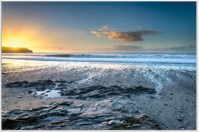 Produktbild von Wallario Wandbild Einsamer Strand in Cornwall  England, Größe: 61 x 91,50 cm, Poster mit weißem Aluminiumrahmen