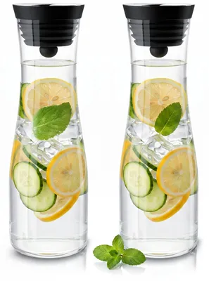 Produktbild von Arendo Glaskaraffe 2er Set je 1200 ml aus Borosilikatglas mit Silikondeckel und Edelstahl-Grobfilter, 360-Grad-Ausguss mit Kippdeckel, Wasserkaraffe, 2 Stück, transparent