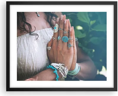 Produktbild von Gerahmtes Poster - Schwarzer Rahmen - Hände Schmuck Boho - 50x40 cm - Wand Bild - Wanddeko - Wandbilder - Kunstposter - Wandposter - Bilderrahmen - Bilder - Kunstdruck - P2BAA50x40-4412