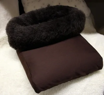 Produktbild von Echt Lammfell Natur braun ! Fußtasche, Fußwärmer, Fußsack | pures Fell: ungefärbt | atmungsaktiv, durchblutungsfördernd, Massage der Haut | 2 Größen