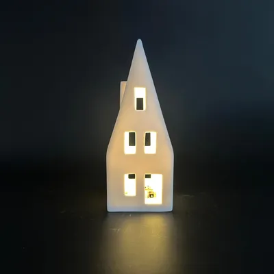 Produktbild von Porzellan Spitzdachhaus mit LED & Timer - H: 20cm