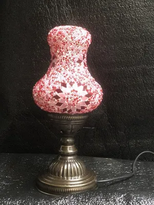 Produktbild von Handgefertigte türkische Tischlampe in Form einer Birne mit rotem Licht und Rosenmuster, orientalische Deko-Lampe