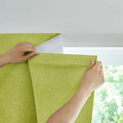 Immagine prodotto di Tenda per porta, dimensioni 182 x 64 cm, autoadesiva, 100% oscurante, color verde mela, ideale per la camera da letto