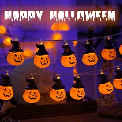 Produktbild von Halloween Kürbis Lichterketten: Die Halloween Lichterkette besteht aus 20 durchsichtigen LED Kürbissen (5,5 cm breit und 7 cm hoch), inklusive (1 Meter Netzkabel), Abstand zwischen den Glühbirnen: 10 cm. Kürbis-Lichterketten eignen sich perfekt als Halloween-Dekoration.2 Lichtmodi: Die Halloween-Lichterkette verfügt über zwei Lichtmodi: Dauerlicht und Blinklicht. Du kannst den Modus wählen, den du magst, um die Halloween-Atmosphäre zu schaffen. Diese Kürbislaterne ist perfekt für die Feierlichkeiten am Vora