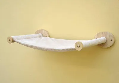 Immagine prodotto di Amaca per gatti color beige in morbida flanella per gatti da appartamento, con tiragraffi e cuccia.
