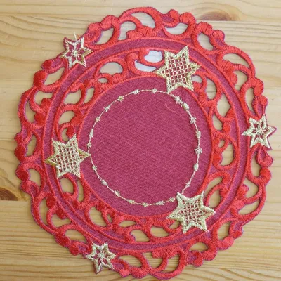 Produktbild von Tischdeckchen SELINA Stern Cutout Stick rot gold Polyester Ø 20 cm