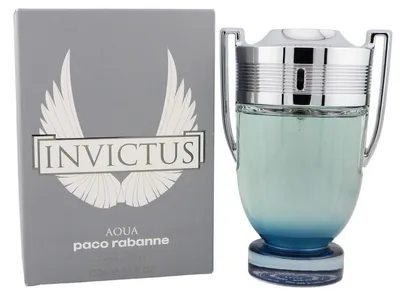 Parfum Invictus Aqua von Paco Rabanne mit silberblauem Flakon in Trophäenform neben grauer Verpackung.