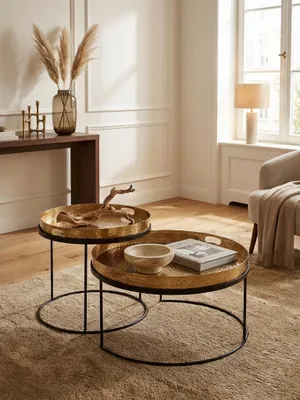 Runder Satztisch von oben arrangiert, zeigt die flexible Platzierung des 2-teiligen Sofatischs auf einem Teppich vor einer Couch, ideal für modernes Wohnen._#sku_SAFWL6.461#