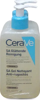 A close-up shot of a CeraVe SA Glättende Reinigung bottle with a pump dispenser.