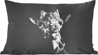 Produktbild von MuchoWow® Zierkissen Sofakissen Wohnzimmer Dekokissen 50x30 cm Giraffe vor schwarzem Hintergrund in schwarz und weiß - Wohnzimmerdekoration - Polster mit Photo