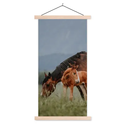 Produktbild von MuchoWow® Textilposter Pferde - Fohlen - Natur 60x120 cm mit holzfarbenen Rahmen - Holz