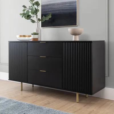 Produktbild von Kommode Nubia K2D3SZ mit drei Schubladen und zwei Türen, gefräste Fronten, Sideboard (Farbe: Schwarz + goldene Beine)