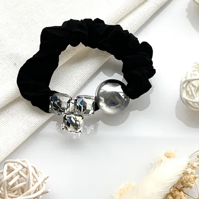 Immagine prodotto di Scrunchie in raso con cristalli e perle - glamour in argento