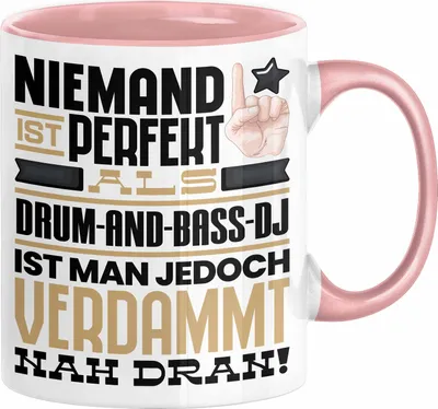 Produktbild von Drum-and-Bass-DJ Geschenk Tasse Lustige Geschenkidee für Drum-and-Bass-DJ Geburtstag Kaffee-Becher Niemand Ist Perfekt Aber Als Drum-and-Bass-DJ Ist Man Nah Dran (Rosa)