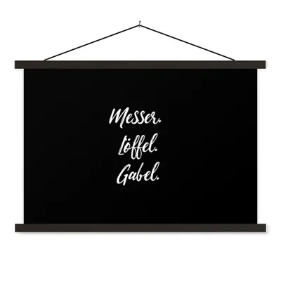 Produktbild von MuchoWow® Textilposter Zitate - Kochen - Sprichwörter - Messer. Löffel. Gabel - Besteck 150x100 cm mit schwarzem Rahmen - Schlafzimmer
