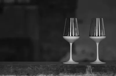 Produktbild von Casa Padrino Luxus Rotweinglas 6er Set Weiß / Silber Ø 8,5 x H. 24 cm - Handgefertigte und handbemalte Weingläser - Hotel & Restaurant Accessoires - Luxus Qualität