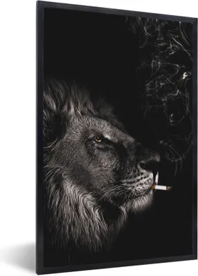 Produktbild von MuchoWow® MuchoWow® Gerahmtes Poster Löwe - Zigarette - Schwarz - Weiß 20x30 cm - Poster mit zchwarzem Bilderrahmen - Drucken - Bilder Poster im Rahmen