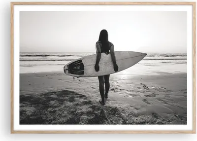 Produktbild von Gerahmtes Poster - Rahmen in heller Eiche - Frau Strand Surfen - 100x70 cm - Wand Bild - Wanddeko - Wandbilder - Kunstposter - Wandposter - Bilderrahmen - Bilder - Kunstdruck - P2NAA100x70-5036