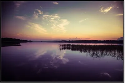 Produktbild von Wallario Wandbild See in der Abenddämmerung, Größe: 61 x 91,50 cm, Poster mit schwarzem Aluminiumrahmen