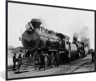 Produktbild von MuchoWow® Gerahmtes Poster Schwarz-Weiß-Foto eines antiken Dampfzuges 90x60 cm - Poster mit Schwarzem Bilderrahmen Wandposter Rahmen Foto Bilder - Fotorahmen - Foto-Plakat