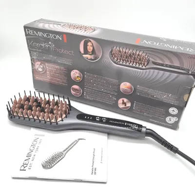 A Remington Keratin Protect straightening brush and its packaging are displayed on a white background.