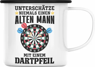 Produktbild von Trendation - Dart Emaille Tasse Unterschätze Niemals Einen Alten Mann Mit Einem Dartpfeil Spruch Männer Dart-Spieler Geschenkidee (Schwarz)