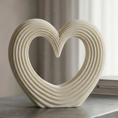 Immagine prodotto di Oggetto decorativo a forma di cuore, Lovvy, in quarzo e resina, bianco, dimensioni 30x7x26 cm, design Mauro Ferretti