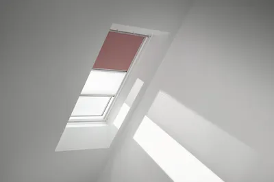 Produktbild von VELUX Vorteils-Set Verdunkelungsrollo uni rosenholz und Faltstore Plissee weiß manuell Rahmen aluminium DFD U08 4578S