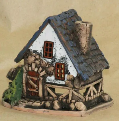 Dieses handgefertigte Knechthaus ist ein charmantes Beispiel für rustikale Handwerkskunst.