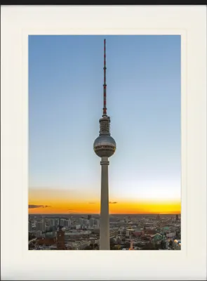 Produktbild von Berlin Gerahmtes Bild Mit Edlem Passepartout | Wand-Bilder | Im Bilderrahmen - Der Fernsehturm Bei Sonnenaufgang (80 x 60 cm)