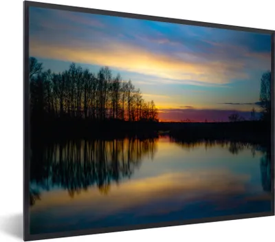Produktbild von MuchoWow® Gerahmtes Poster Wasser - See - Bäume - Sonnenuntergang - Natur 80x60 cm - Poster mit Schwarzem Bilderrahmen Wandposter Rahmen Foto Bilder - Schwarzem - Mit Gestell
