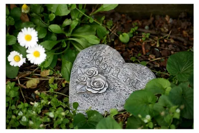 Produktbild von Grabschmuck Grabdeko Herz Inschrift „In Liebe“ Steinharz Friedhof