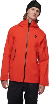 Mann trägt eine rote Hardshelljacke "Recon Stretch LT Shell" von Black Diamond; mit Kapuze und Reißverschlusstaschen.