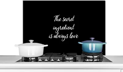 Produktbild von KitchenYeah®  Spritzschutz Küche - Küchenrückwand - Wandschutz für Herd und Spüle - Zitate - Liebe - Kochen - Die geheime Zutat ist immer die Liebe - Sprichwörter 90x60 - Alu-Dibond (Alternative zum S