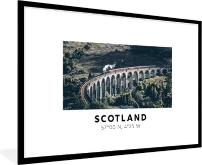 Produktbild von MuchoWow® Gerahmtes Poster Schottland - Zug - Vintage - Brücke 90x60 cm - Poster mit Schwarzem Bilderrahmen Wandposter Rahmen Foto Bilder - Wanddekoration - Fotos