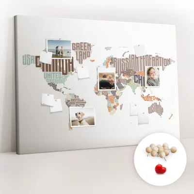 Obrázek produktu pro Korková nástěnka s kolíčky - Tabule s kolíky pro fotografie a poznámky - 140x100 cm - Připínáčky dřevěné 100 kusů - Mapa z barevných písmen