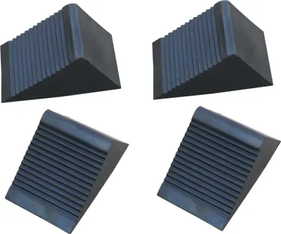 Produktbild von 4er Set Unterlegkeile für Anhänger | 12,5cm x 7,5cm x 6cm Gummi Bremskeile für Wohnwagen | Auto Stützen | Farbe schwarz | PKW Hänger | Radstopper | Stop Block | 4 Stück Hemmschuhe | Anhängerkeil