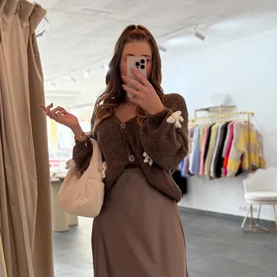 Produktbild von Strickjacke Damen Cardigan mit weißen Schleifen „Anna“ Braun, Onesize (XS-XL), für Frauen Langarm Grobstrickjacke, Herbst Winter Strickmantel Frau