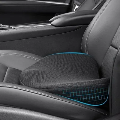 Obrázek produktu pro Ibenzoa® Ergonomická autosedák – paměťová pěna (cca 7,5 cm), klínový tvar pro lepší držení těla, prodyšná síťovina, pevné popruhy, vhodné do auta i do kanceláře